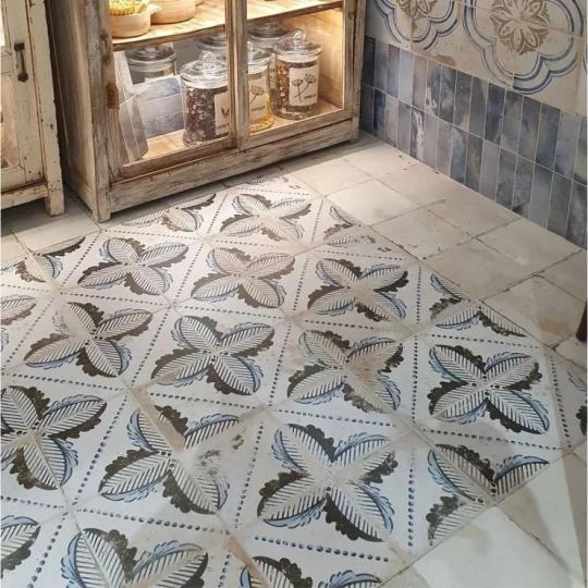 feher vilagos kohatasu rusztikus mediterran burkolat vintage kopottas nappali padlolap jarolap csempe kohatasu cementlap hatasu furdoszoba haloszoba paraszthaz burkolatok patinas.jpg